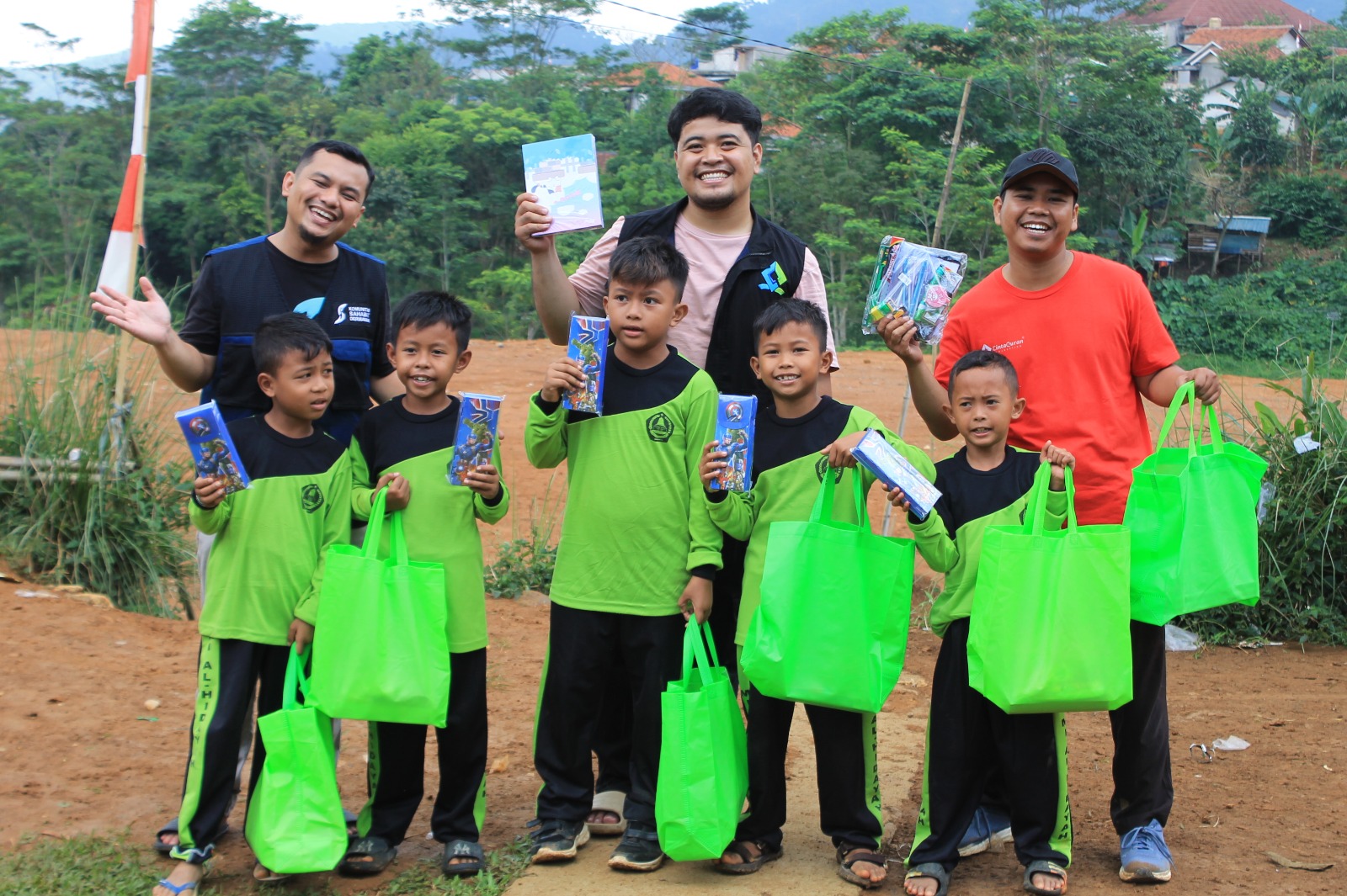 Berbagi Bahagia untuk Sekolah Paling Pelosok